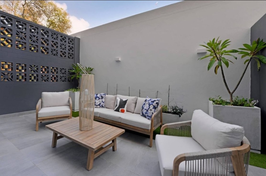 2 Bedroom Property for Sale in Sea Point Western Cape